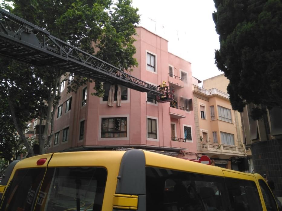 Una decena de vecinos, desalojados por un incendio en Palma