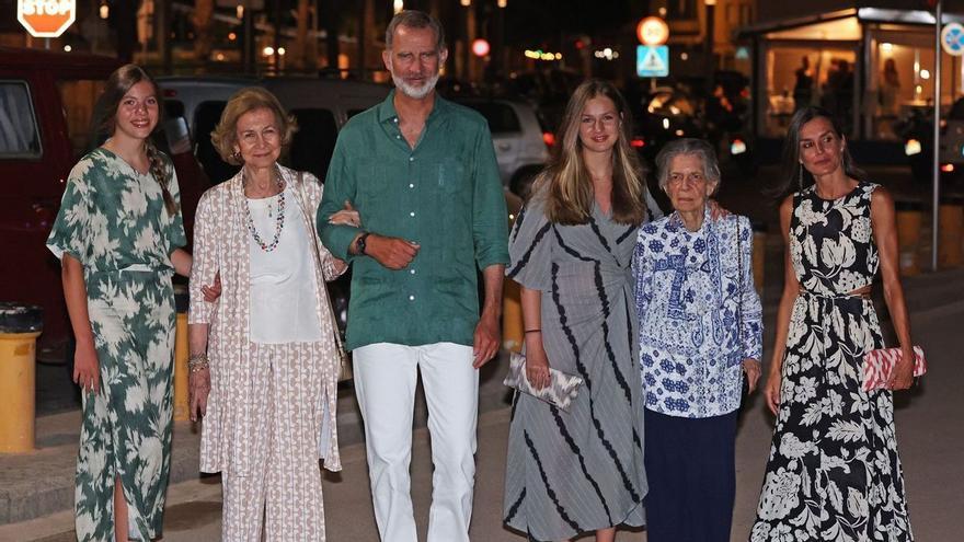 Primera fotografía de doña Sofía con Leonor y Sofía en Palma