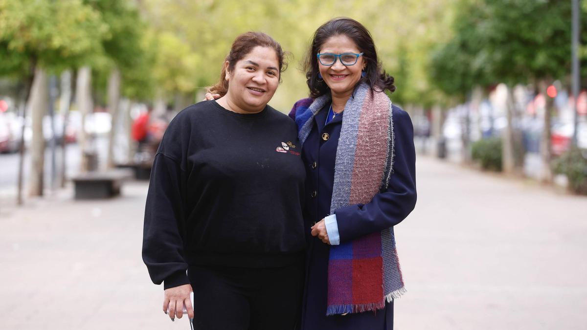Luia Aracely Corrales y María Elsa Fajardo posan en Gran Vía Parque.