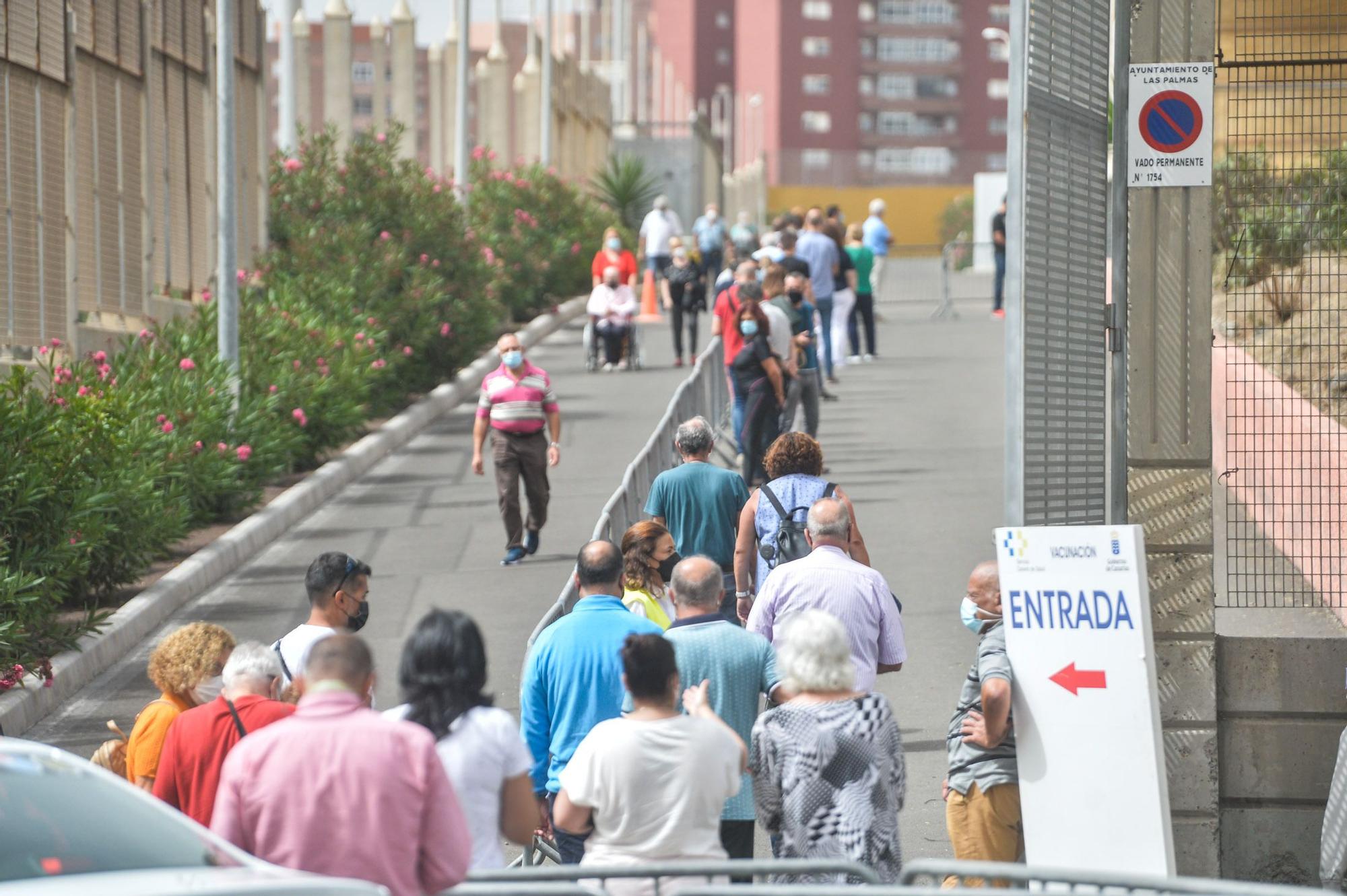 Largas colas para vacunarse contra la COVID-19 en Infecar y el Materno