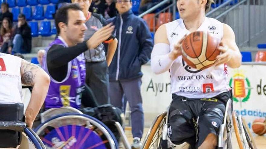 Murakami, con la pelota, ayer en la cancha del Fundación Grupo Norte. // FdV