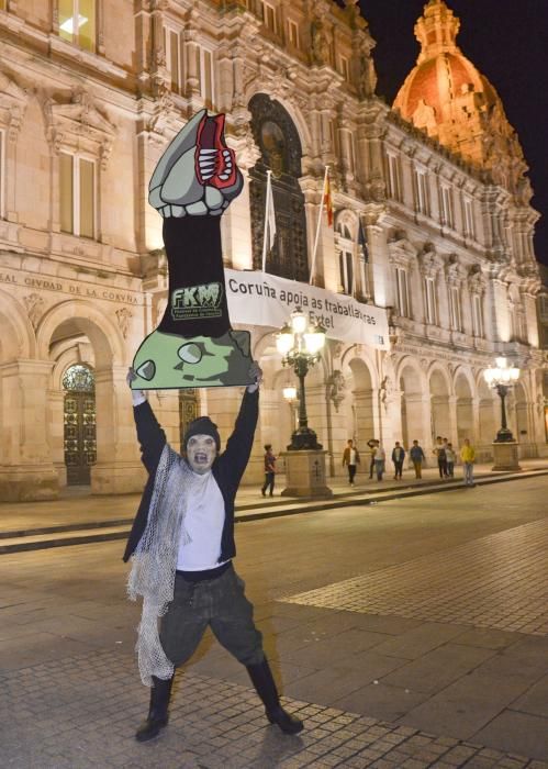 Los ganadores de un Goya por 'Nadie quiere la noche' crean en el Obelisco un híbrido de mariscador y pez. Cientos de niños disfrazados recorrieron las calles de la ciudad.
