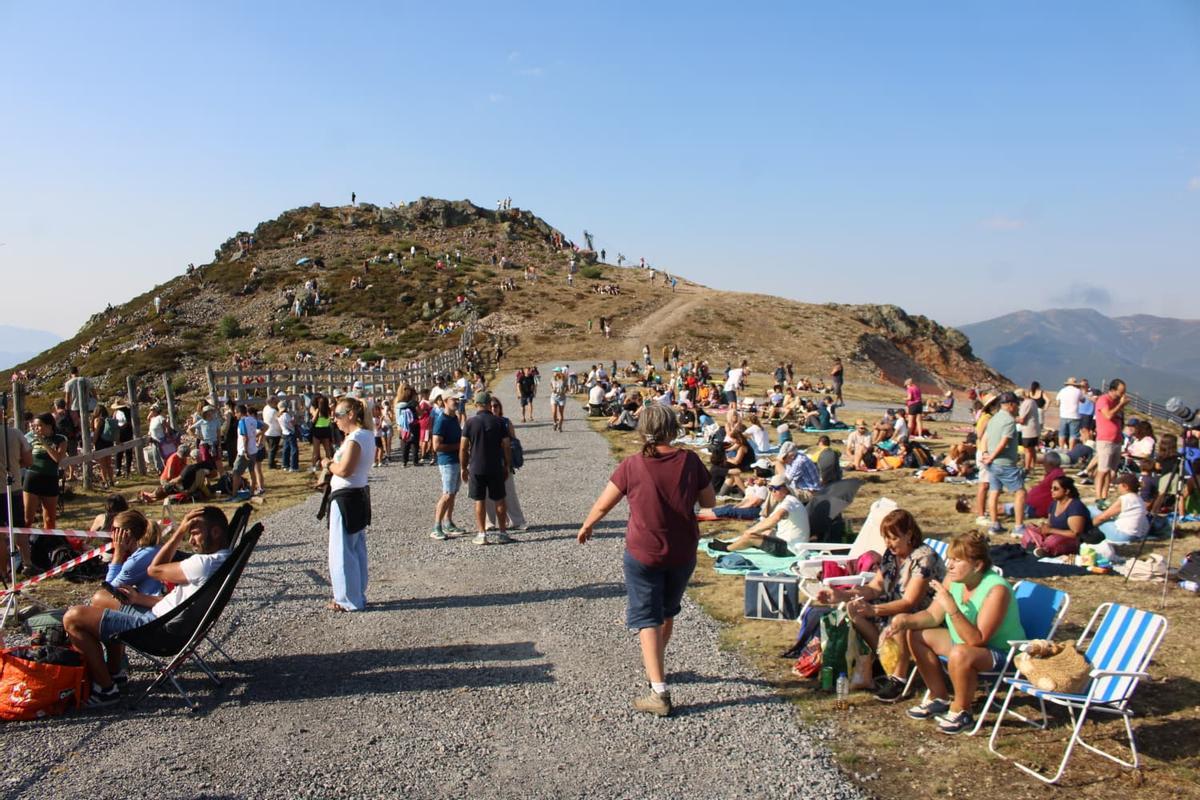 Así se vive el eclipse desde la estación de Pajares: cientos de personas ven sin problemas el esperado evento astronómico, "es increíble"