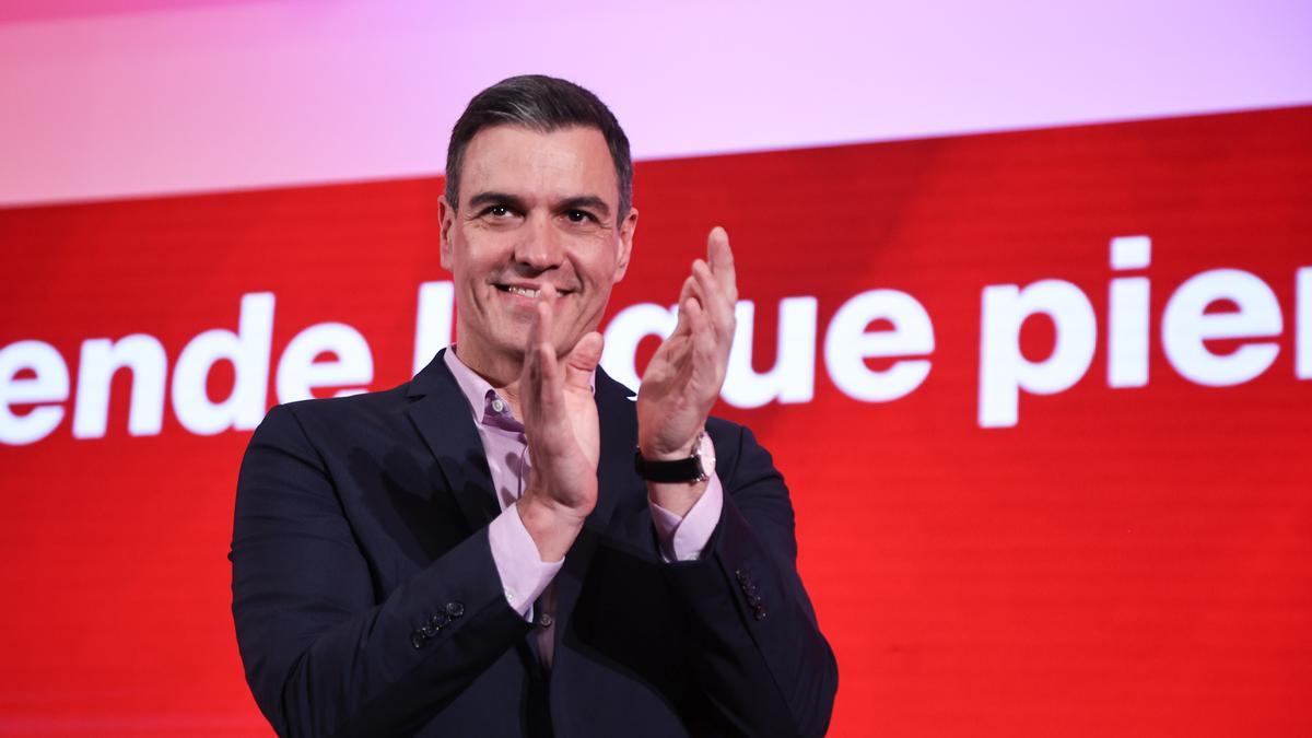 El presidente del Gobierno, Pedro Sánchez tras finalizar el acto de la clausura de la Convención Municipal de Andalucía en el Salón de Actos de la Facultad de Humanidades del Campus de El Carmen.