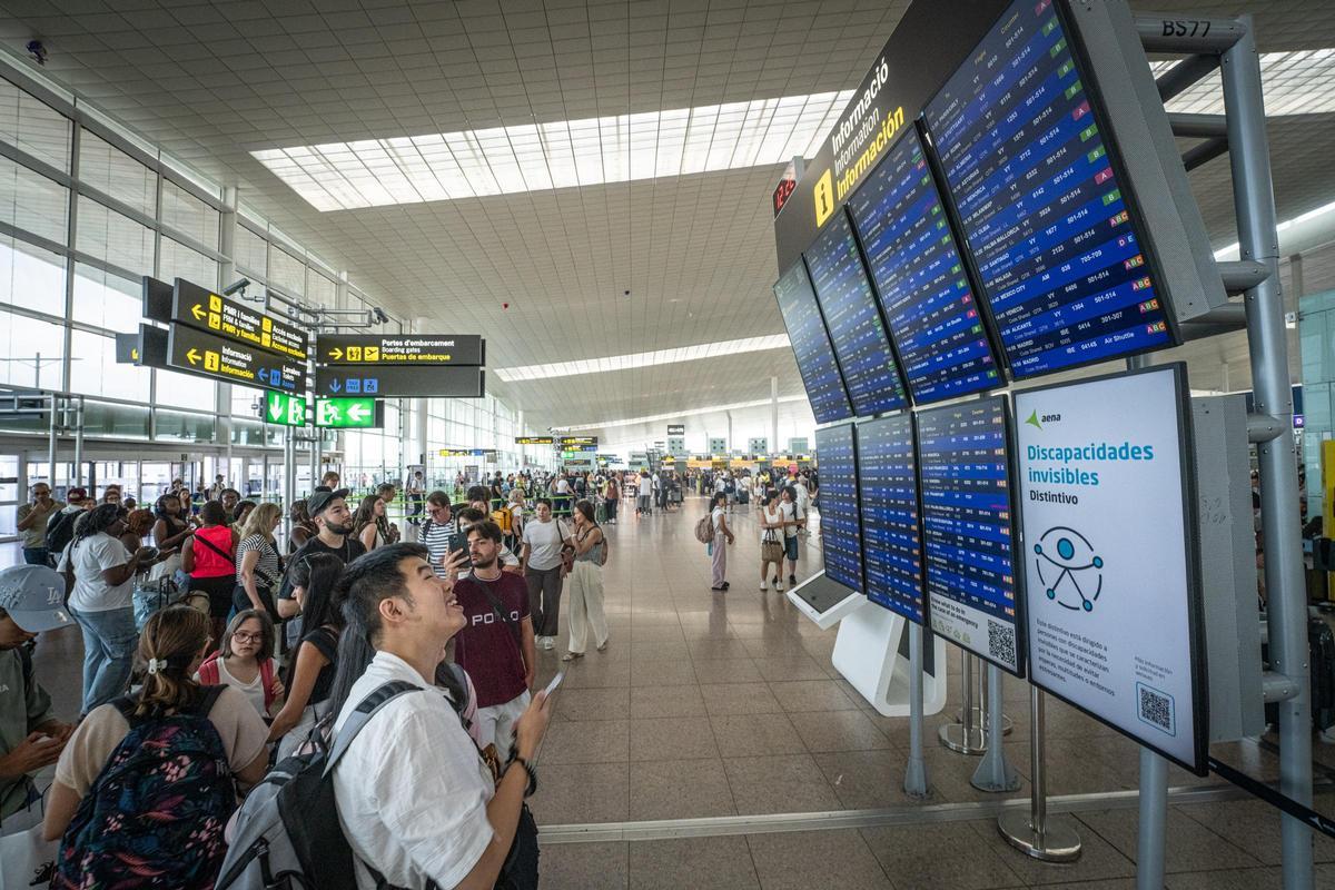 Pasajeros en el aeropuerto de Barcelona-El Prat durante una jornada de huelga de personal Pasajeros en el aeropuerto de Barcelona-El Prat durante una jornada de huelga de personal