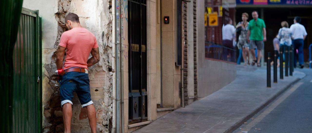 Un contenedor repleto de basura en su exterior, en una imagen de esta semana.  | PILAR CORTÉS