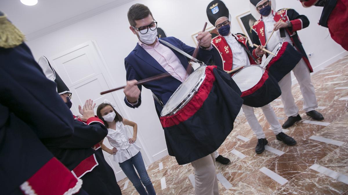 El Tio de la Porra de Gandia da la bienvenida a las fiestas