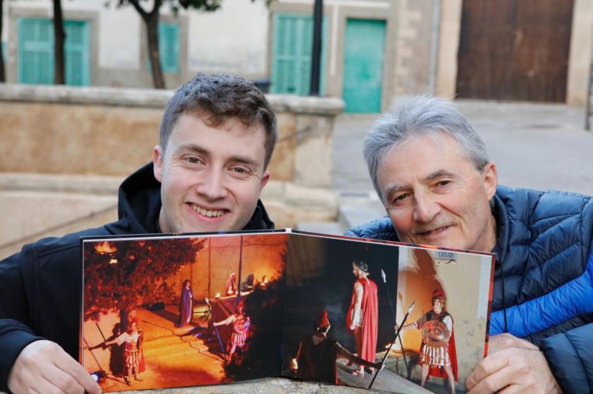 Pep Toni Butler und Pedro Font, der neue und der alte Vorsitzende der Bruderschaft, die die Passionsspiele in Artà organisiert