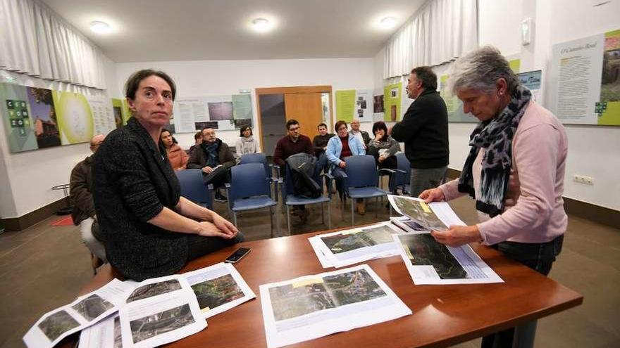 Reunión con vecinos de Cerponzóns para explicar el recorrido de las pruebas. // FdV