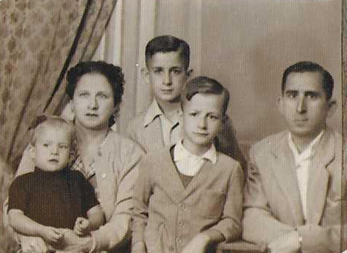 El joven Pepe Aguilar, con sus padres y hermanos en una foto de familia en 1960.
