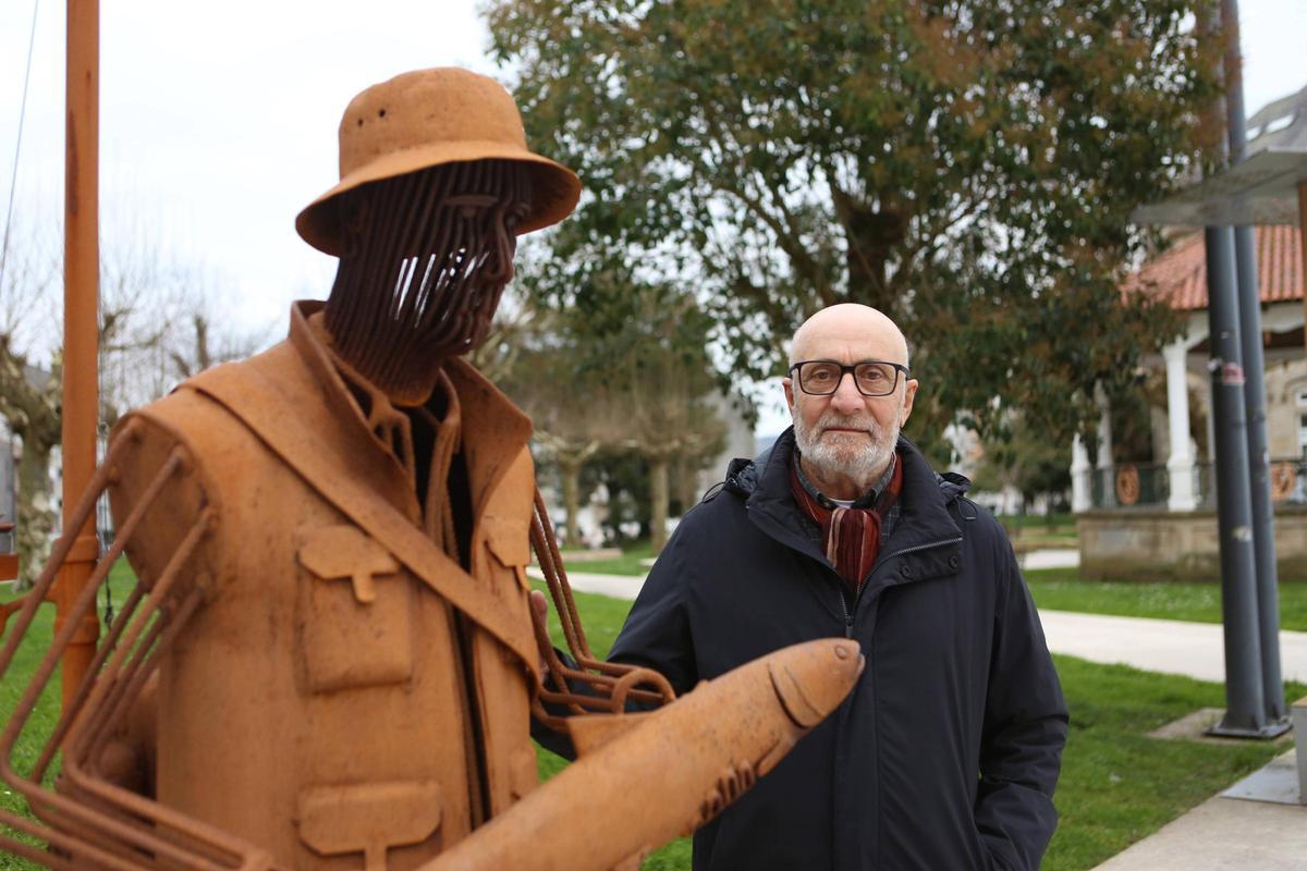 Manuel Lago, ayer, junto a la estatua del pescador