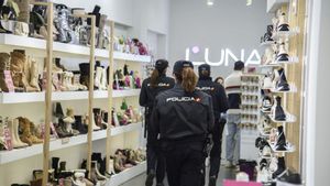 Agentes de la Policía Nacional, en una zapatería de Cartagena en el marco del plan ‘Comercio Seguro’.