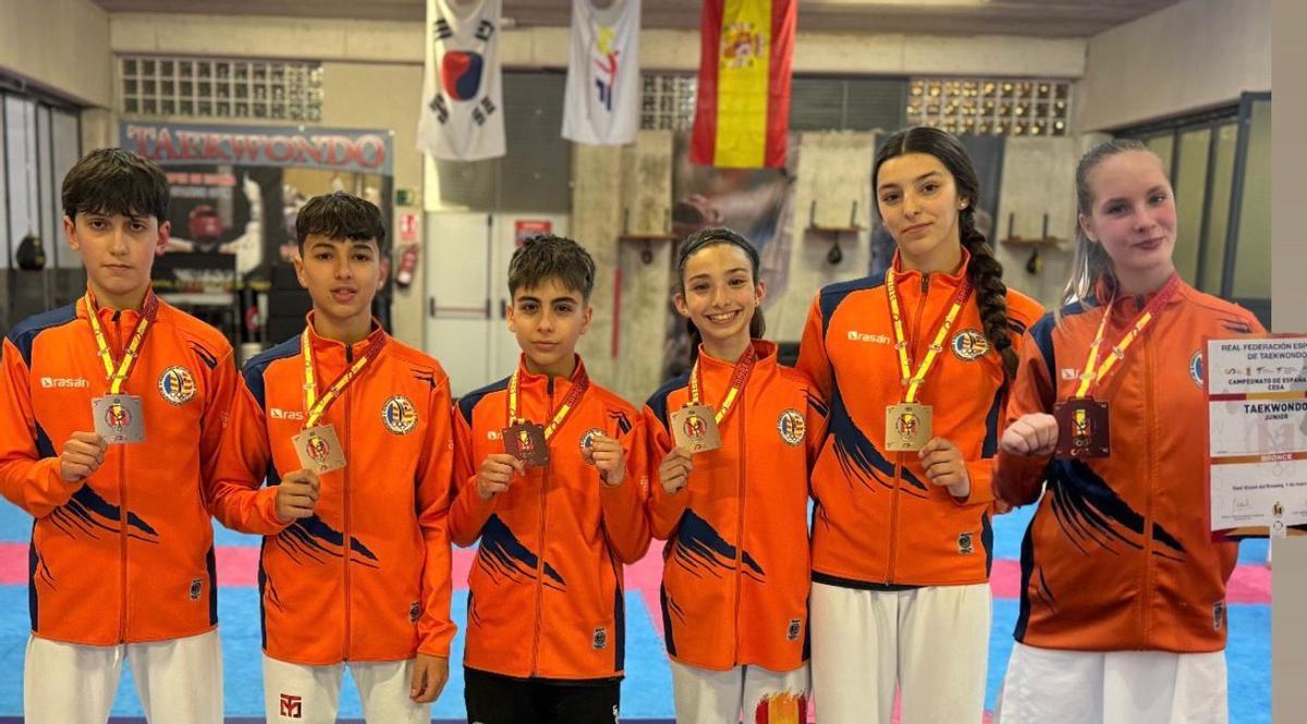 Los medallistas del Club Furyo La Nucia posan tras el campeonato.