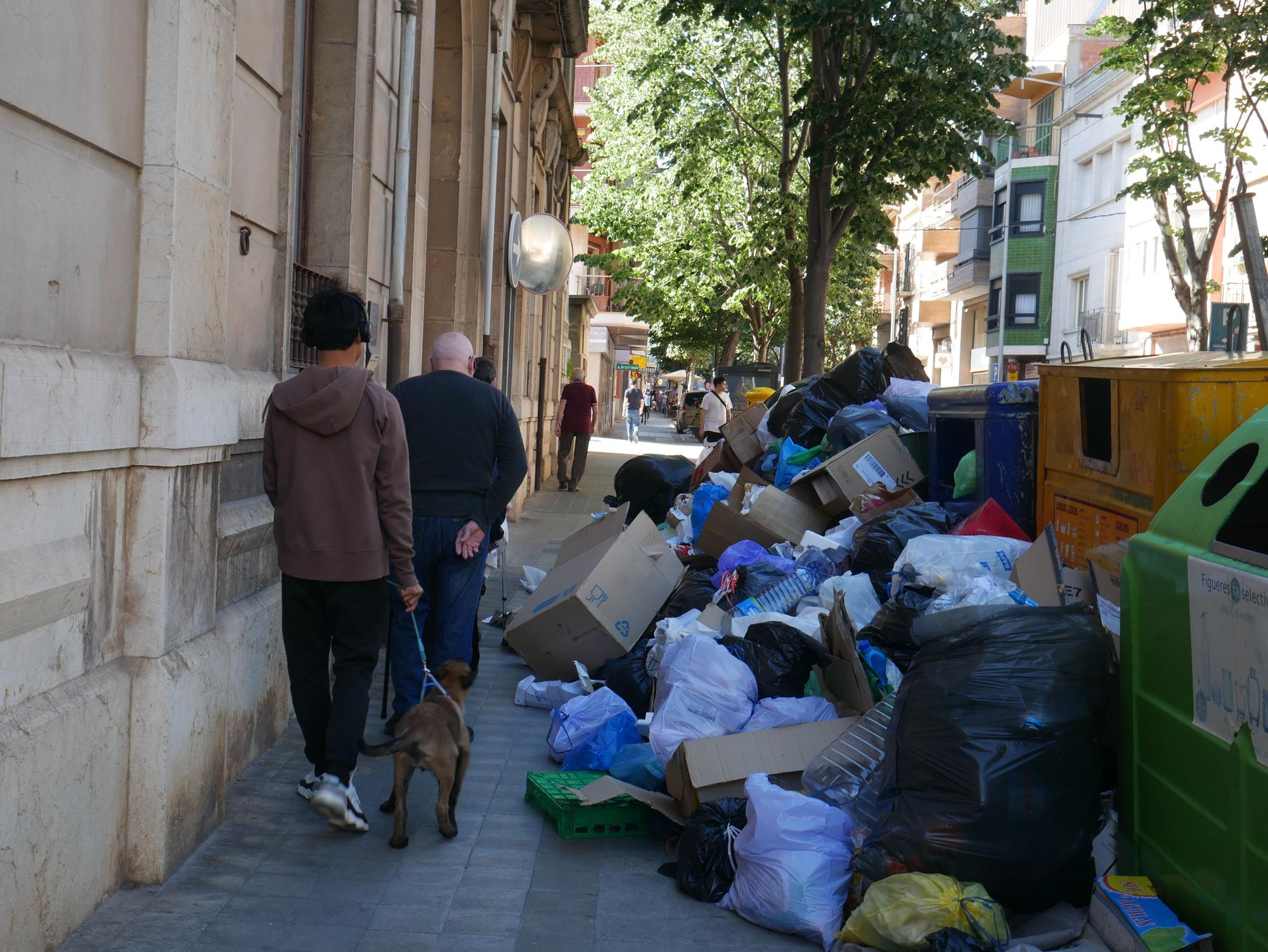 Figueres continua patint la vaga d'escombraries una setmana després