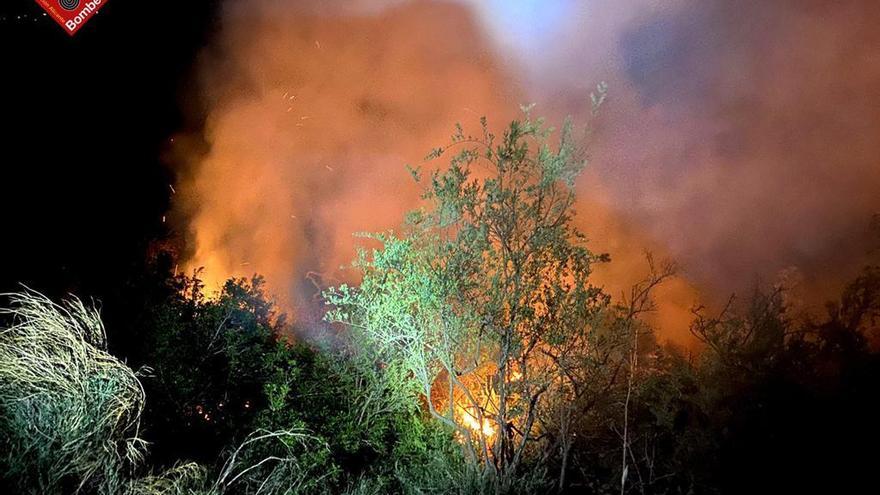 Les flames en el penya-segat de la ruta del Moraig a Llebeig