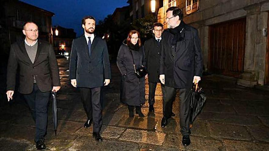 Casado, Elvira Fernández, Feijóo y Rajoy, tras el funeral de la hermana del expresidente.