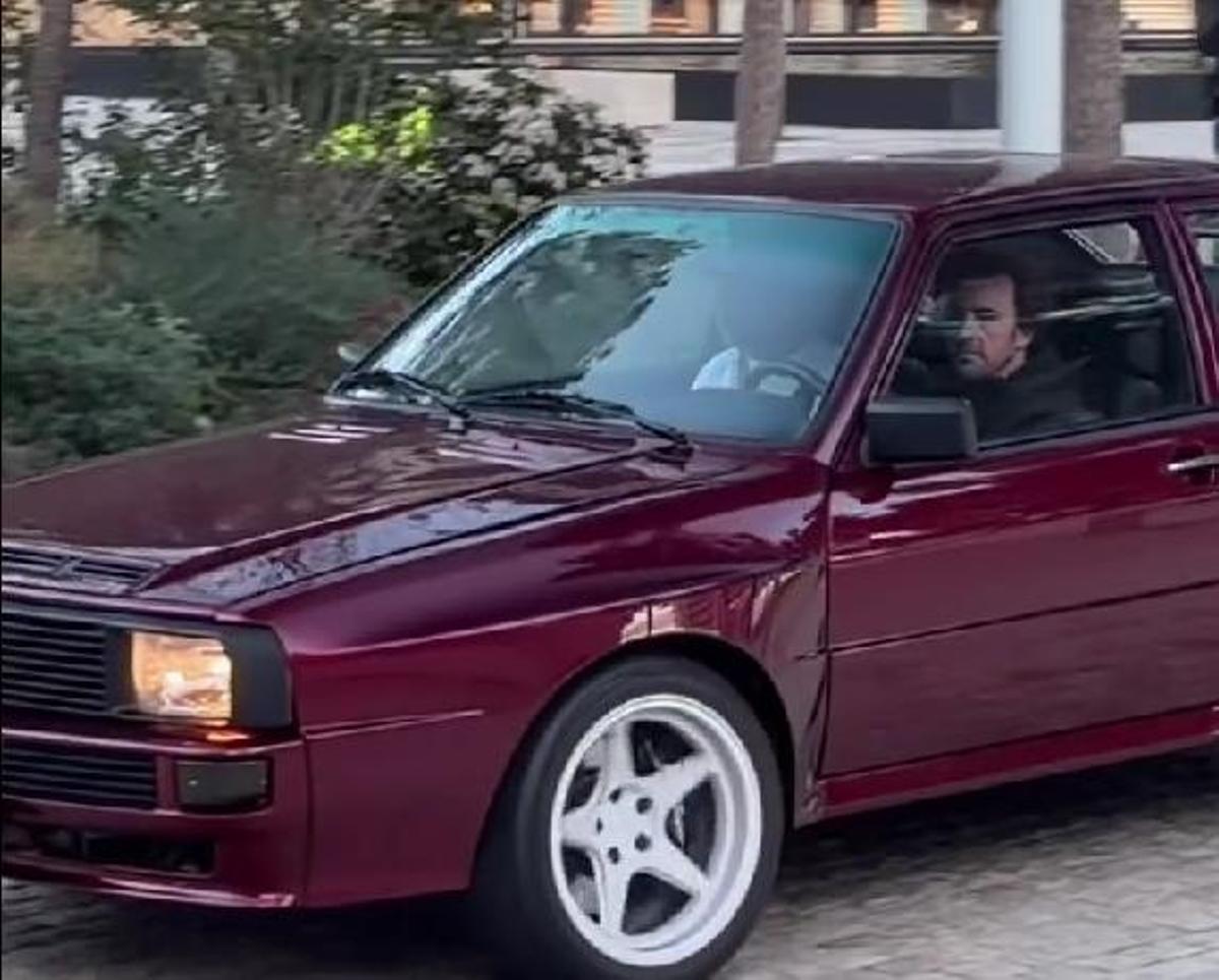 Fernando Alonso conduciendo otra joya de su colección