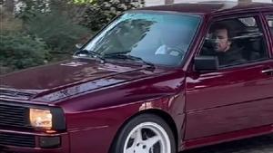 Fernando Alonso conduciendo otra joya de su colección