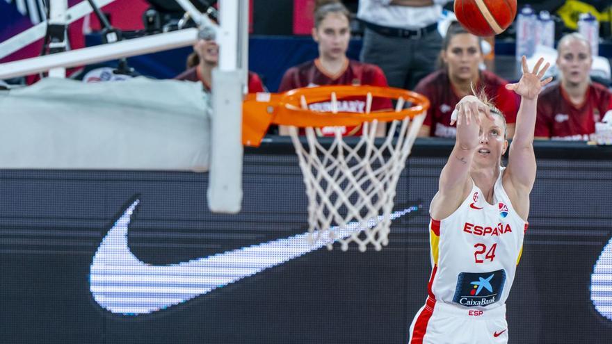 Laura Gil lanza a canasta en el partido de semifinales ante Hungría. | FEB