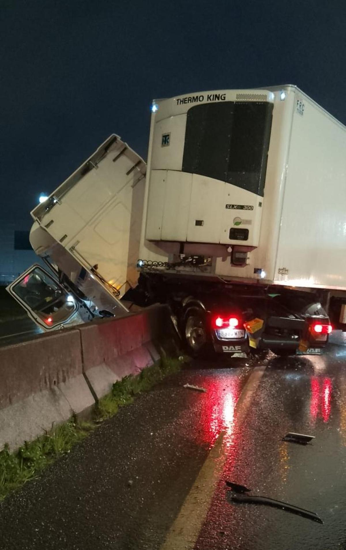 La cabina de un tráiler queda suspendida en el aire tras sufrir un accidente en Santiago