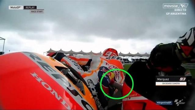 El alerón delantero izquierdo de la Ducati de Iannone golpea el culo de Márquez en Argentina