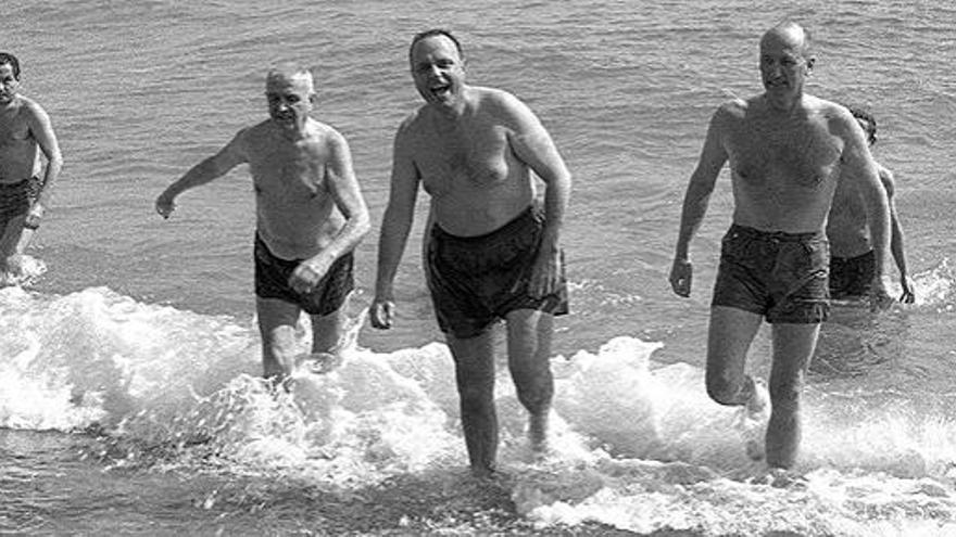 Manuel Fraga, en su época de ministro de Información y Turismo, y el embajador de Estados Unidos en España, Angier Biddle Duke, bañándose en la playa de Palomares, en Almería, el 8 de marzo de 1966