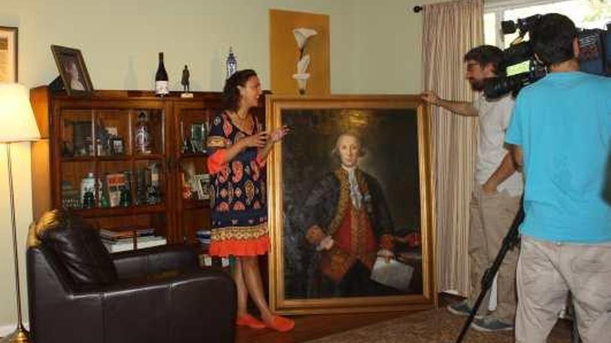 Teresa Valcarce atiende el martes a TVE en su casa en Washington justo antes de entregar el retrato de Bernardo de Gálvez en el Capitolio.