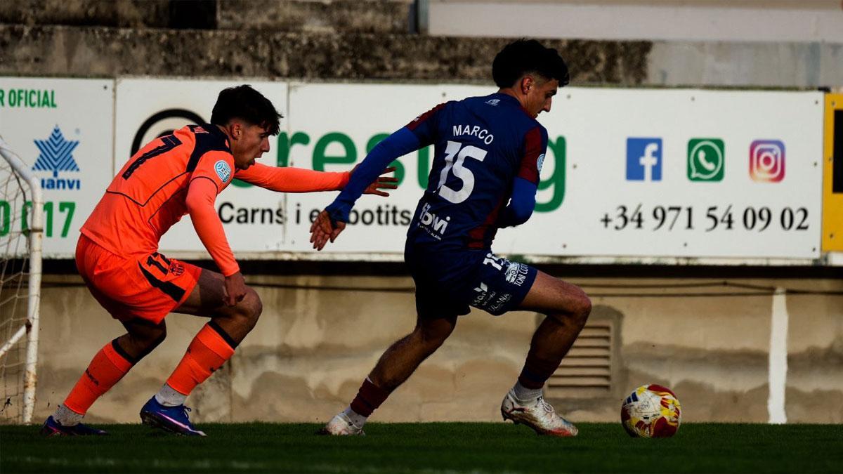 Jofre Torrents intenta quitarle el balón a Marco Alarcón, de la UD Poblense