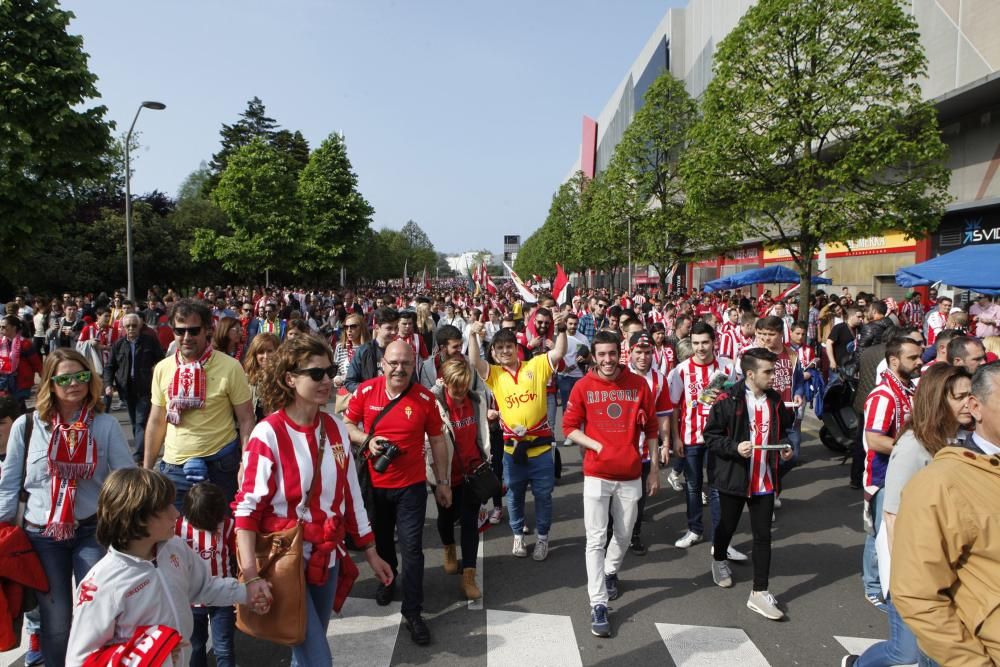 Ambientazo rojiblanco en los aledaños de El Molinón antes del partido