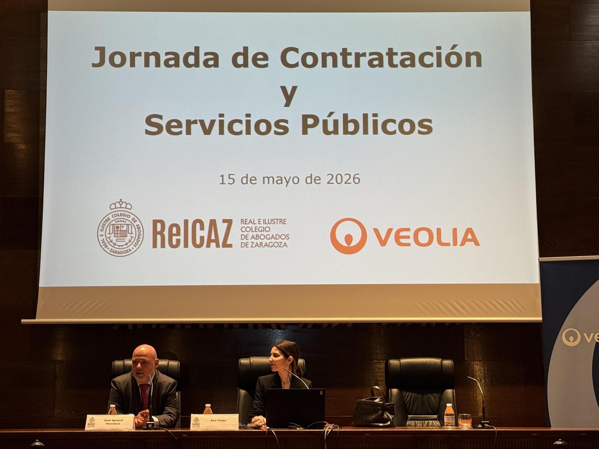 José Ignacio Heredero y Ana Colás durante la apertura de la 'Jornada de contratación y servicios públicos'.