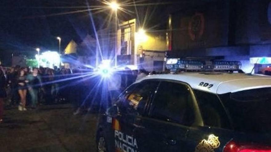 Un instante de la presencia policial en el polígono de Altabix durante la noche del pasado sábado.