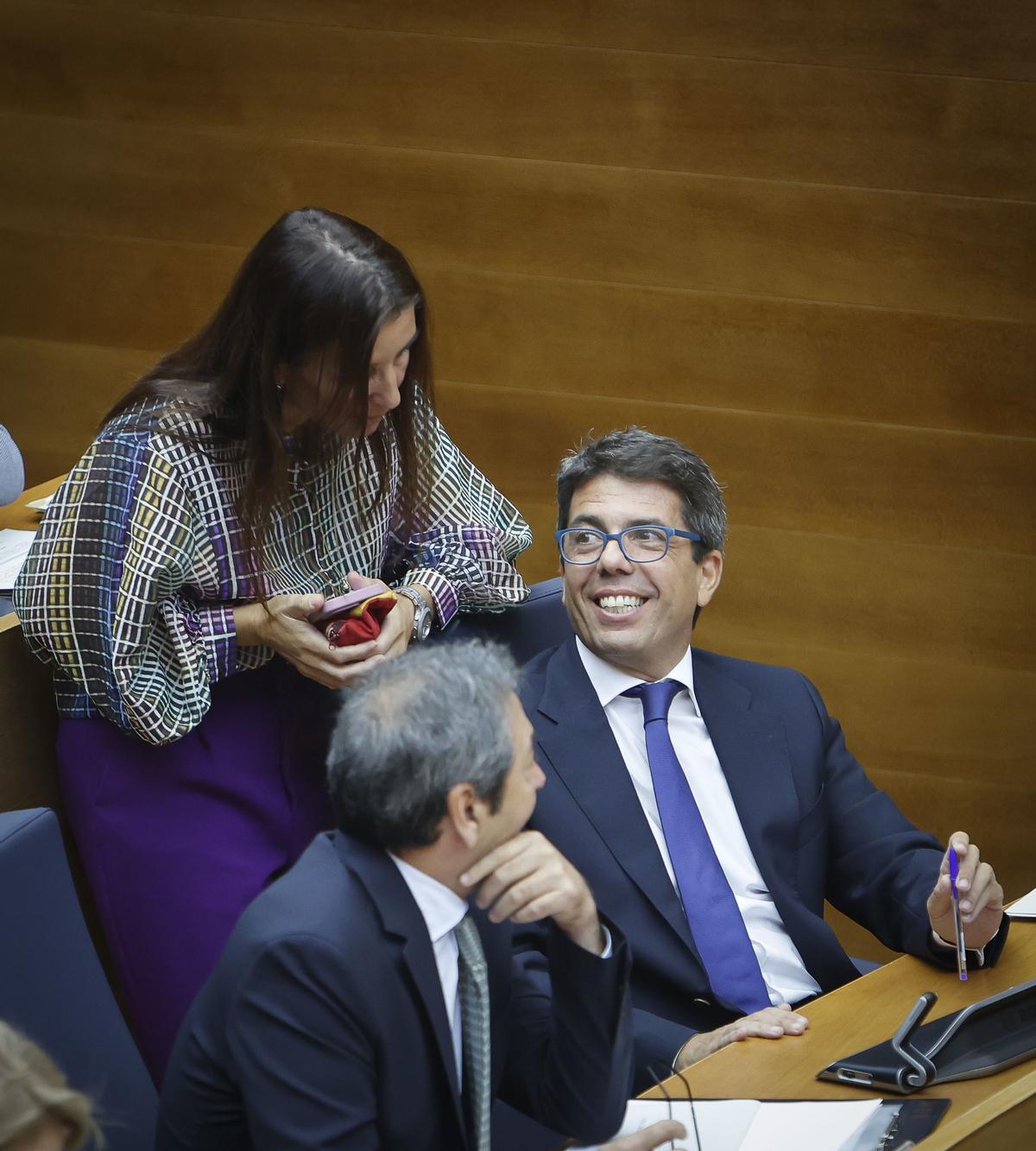 Mazón charla con la consellera de Hacienda, Ruth Merino, en presencia del vicepresidente Barrera.