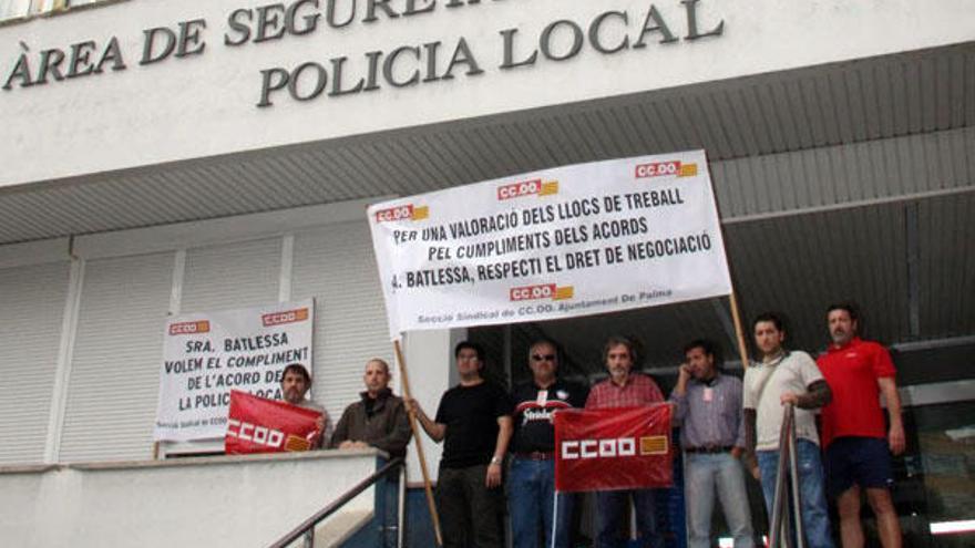 Los agentes se manifestaron ayer en Sant Ferran.