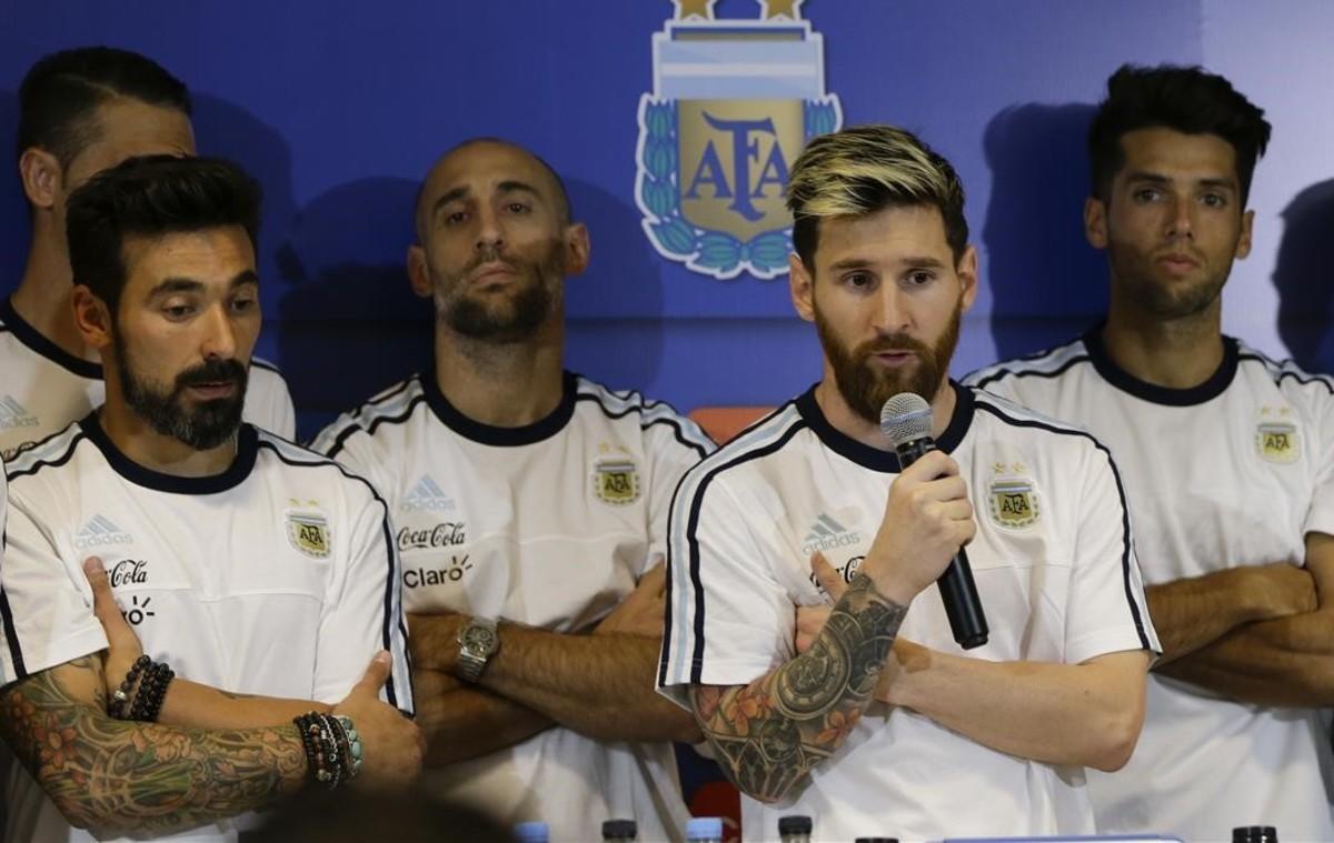 jdomenech36302563 argentina s lionel messi  second right  talks surrounded by 161116100600