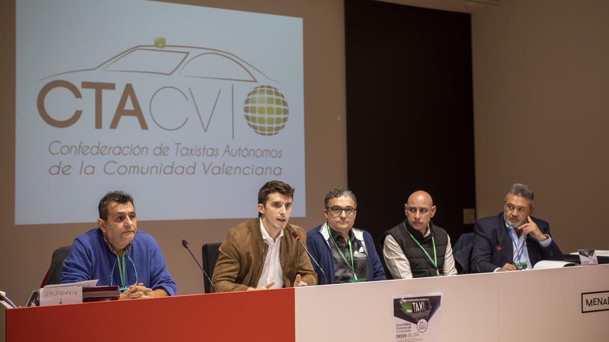 El concejal de Movilidad, Jorge Ribes, este martes, en la reunión de la Confederación de Taxistas Autónomos de la Comunitat Valenciana.