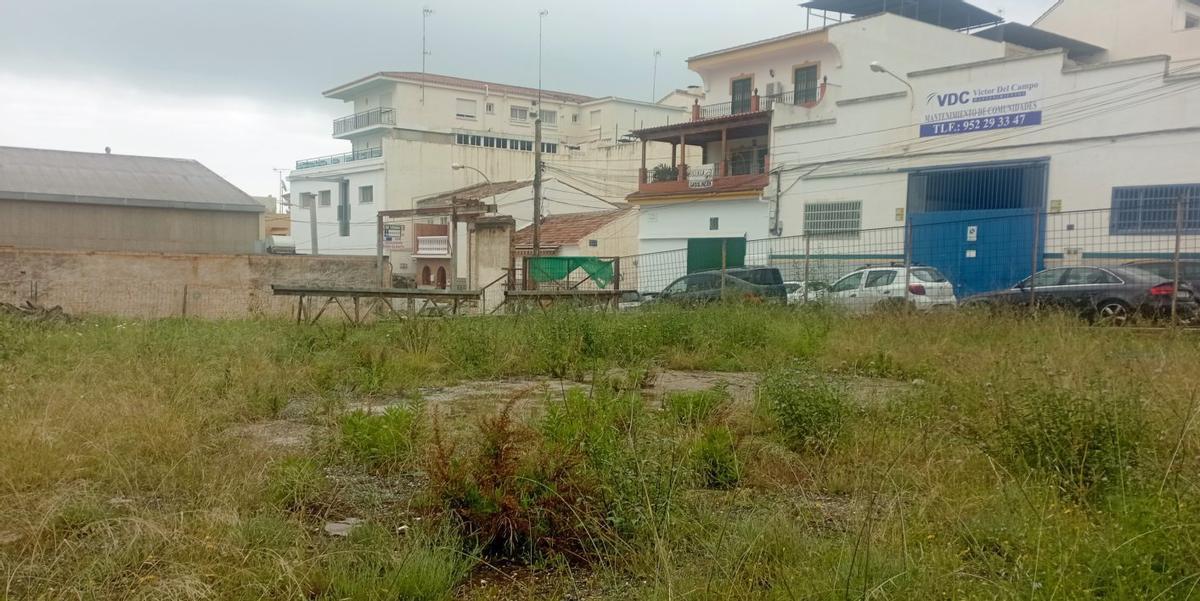 Vista de la parcela de la calle Potosí, donde se proyecta la gasolinera de bajo coste, en La Pelusa. | A.V.