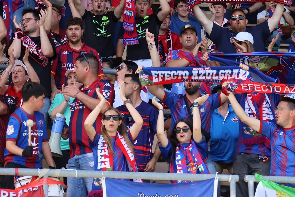 Afición del Extremadura el pasado domingo en Chapín.