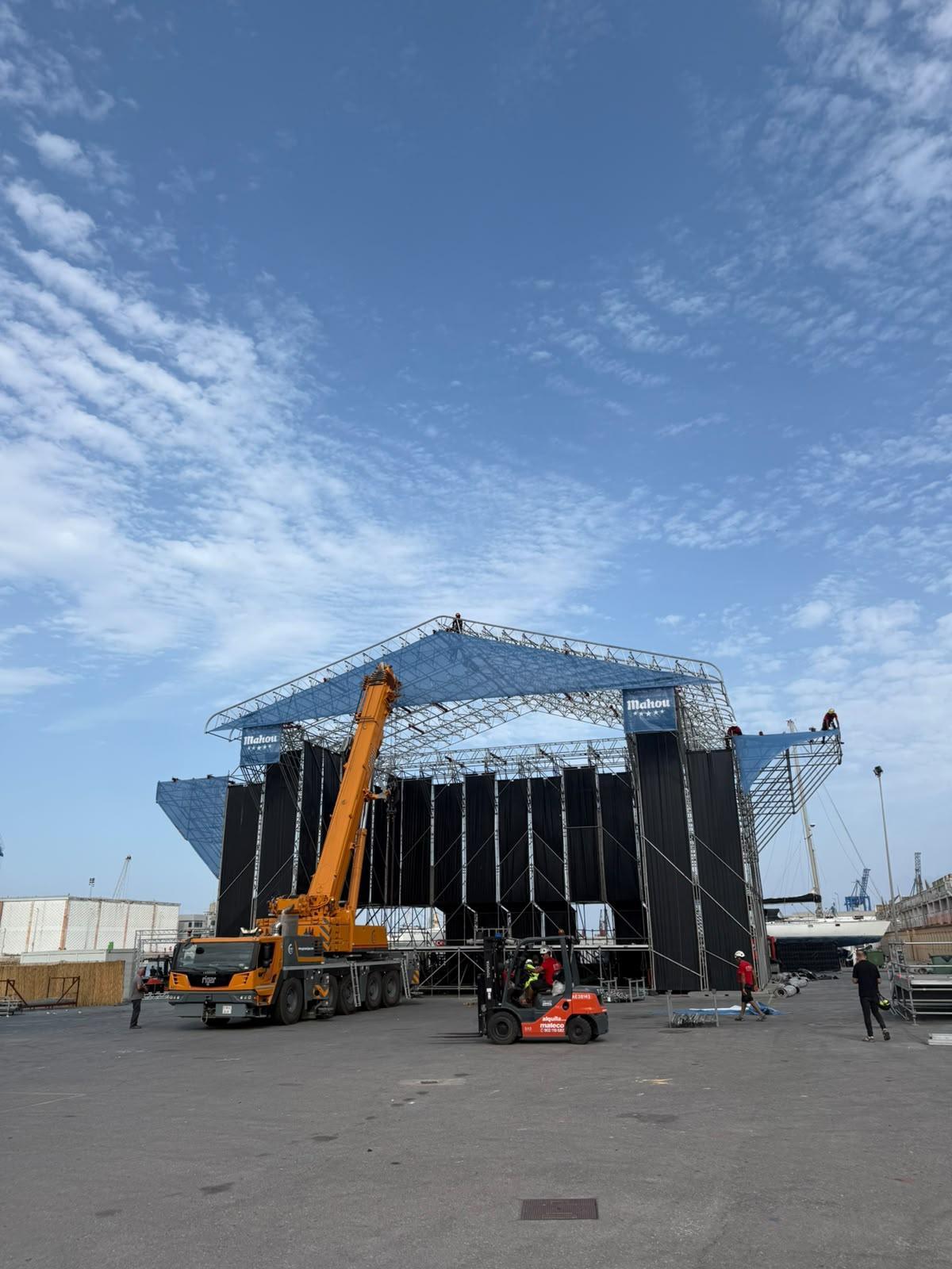 En el Real Club Náutico de Castelló se están ultimando los trabajos de instalación del gran escenario del SOM Festival.