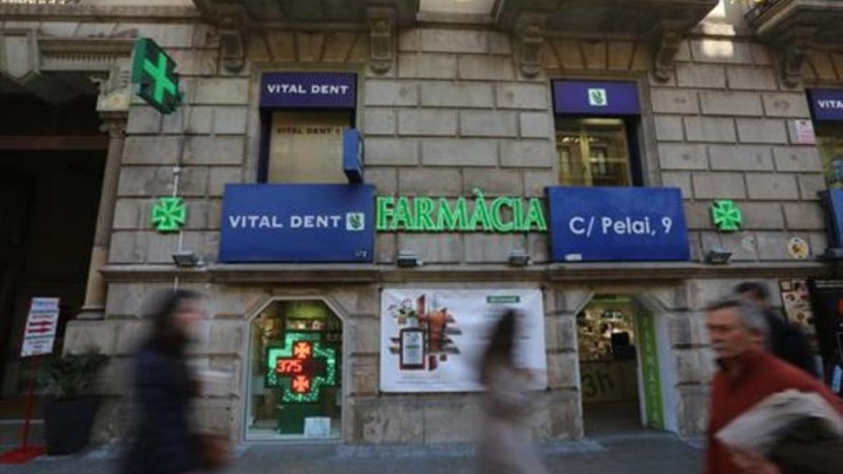 Fachada de una clínica de Vitaldent, ayer, en la calle de Pelai de Barcelona.