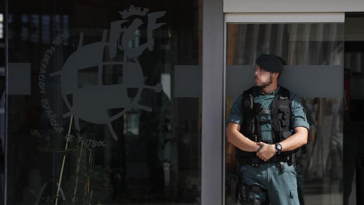 Un agente de la Guardia Civil custodia la entrada de la RFEF en Las Rozas