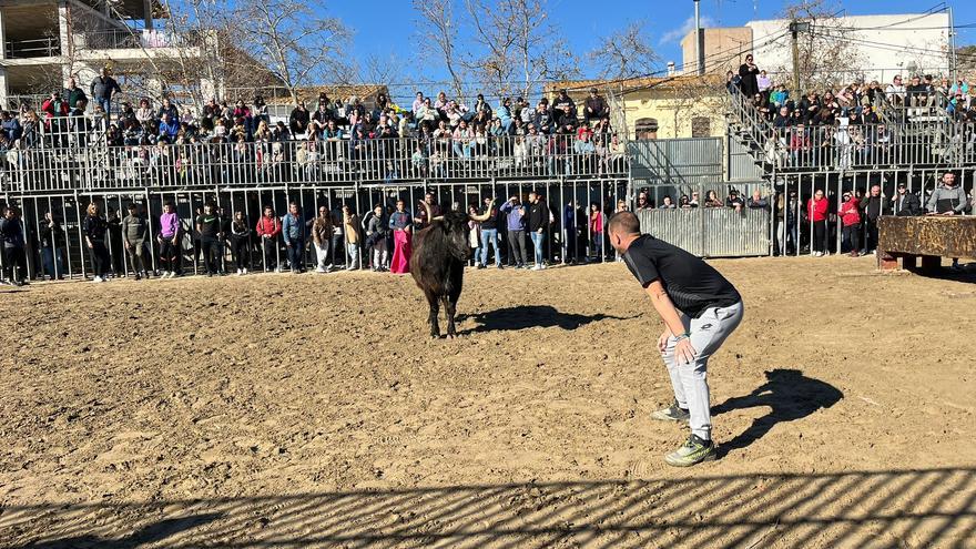 Benicàssim baja el telón de sus fiestas con actos taurinos, correfoc y castillo