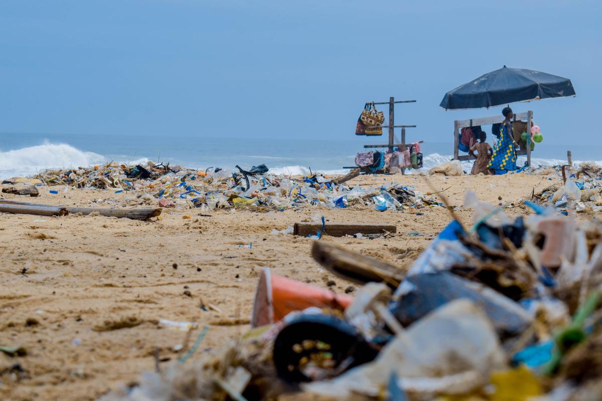 El volumen de microplásticos en los océanos podría duplicarse para 2050.