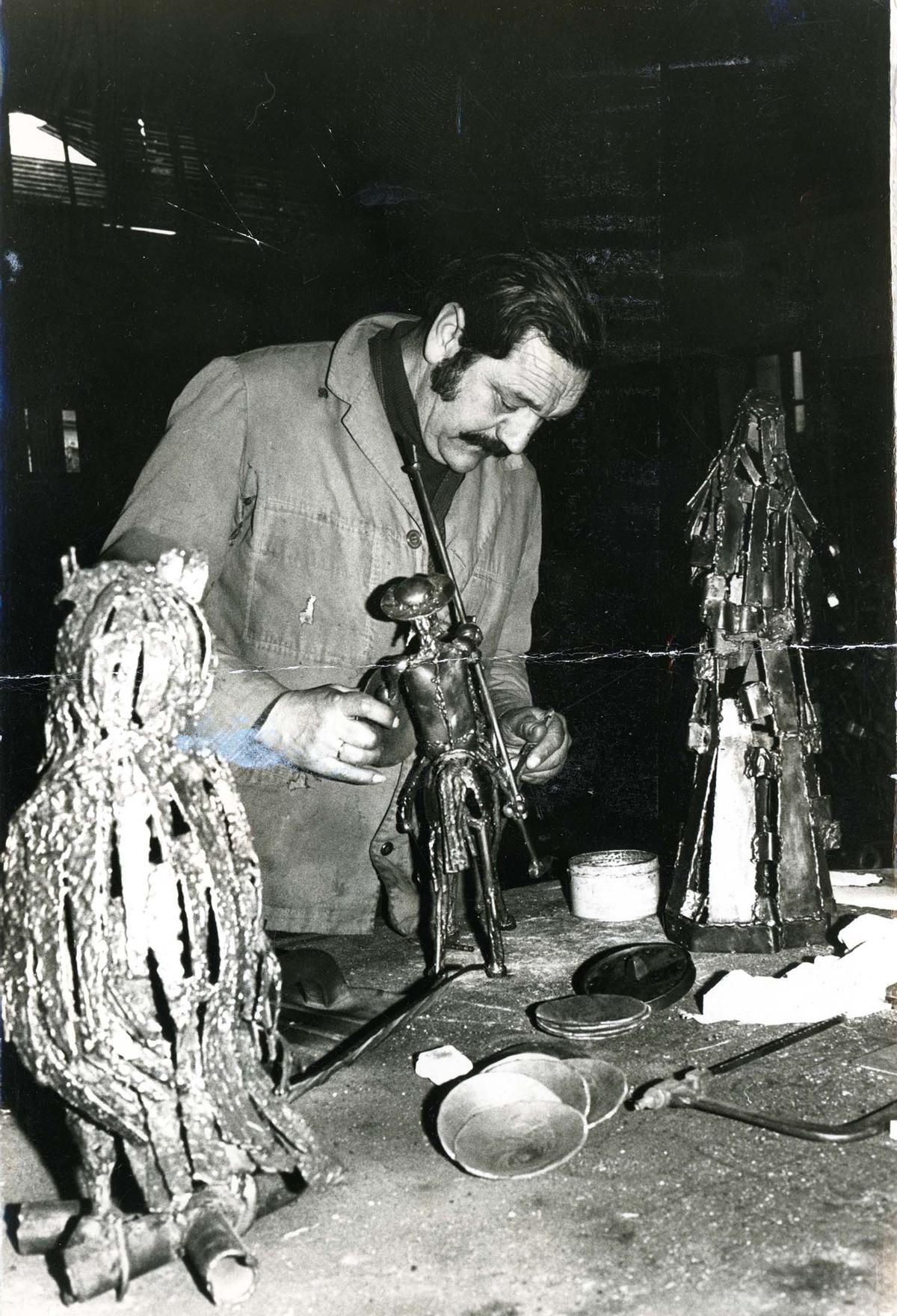 Rafael Rodríguez Urrusti en su taller de Oviedo/Uviéu, h. 1980 | Donación María Luisa López Llano