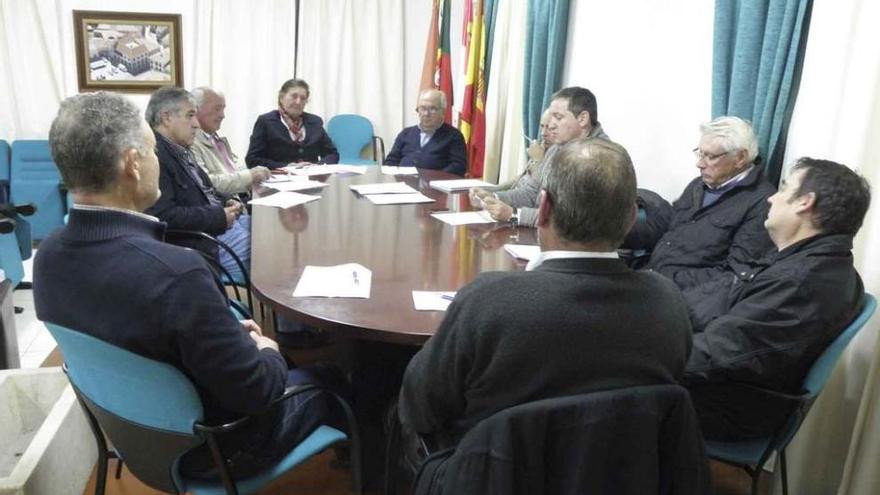 Un momento de una reunión de alcaldes de la comarca.