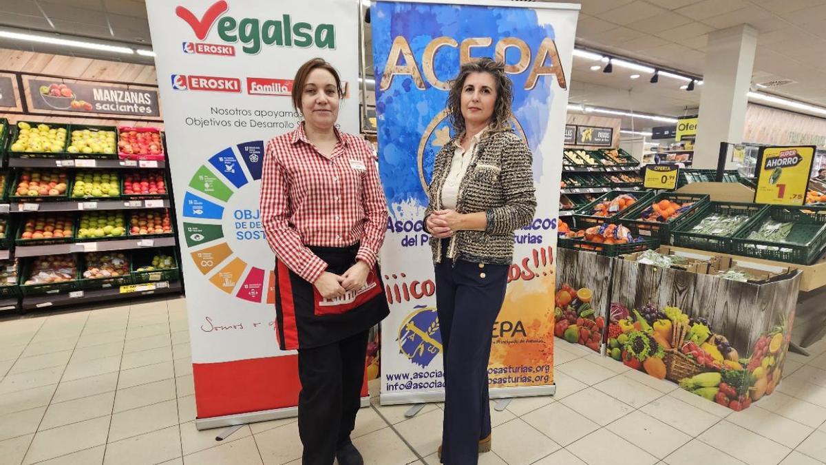 Rocío García, jefa de tienda de Autoservicios Familia y Elena Díaz, presidenta de ACEPA, en el Autoservicios Familia La Florida, en Oviedo