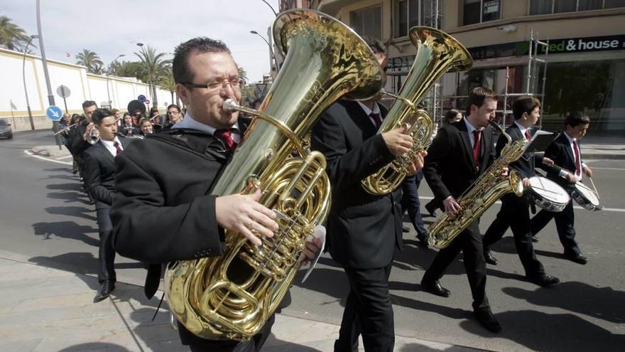 Músicos de una banda municipal de la Región realizan un pasacalles durante un certamen celebrado recientemente en la ciudad de Cartagena.