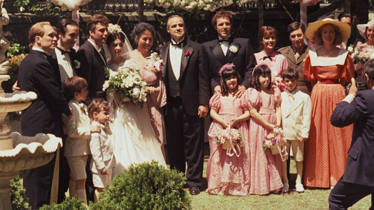 Foto de familia de los Corleone en 'El Padrino': de izquierda a derecha, Tom Hagen (Robert Duvall), Frodo Corleone (John Cazale), Carlo Rizzi (Gianni Russo), Connie Corleone (Talia Shire), Carmella Corleone (Morgana King), Vito Corleone (Marlon Brando), Sonny Corleone (James Caan), Sandra Corleone (Julie Gregg), Michael Corleone (Al Pacino) y Kay Adams (Diane Keaton).