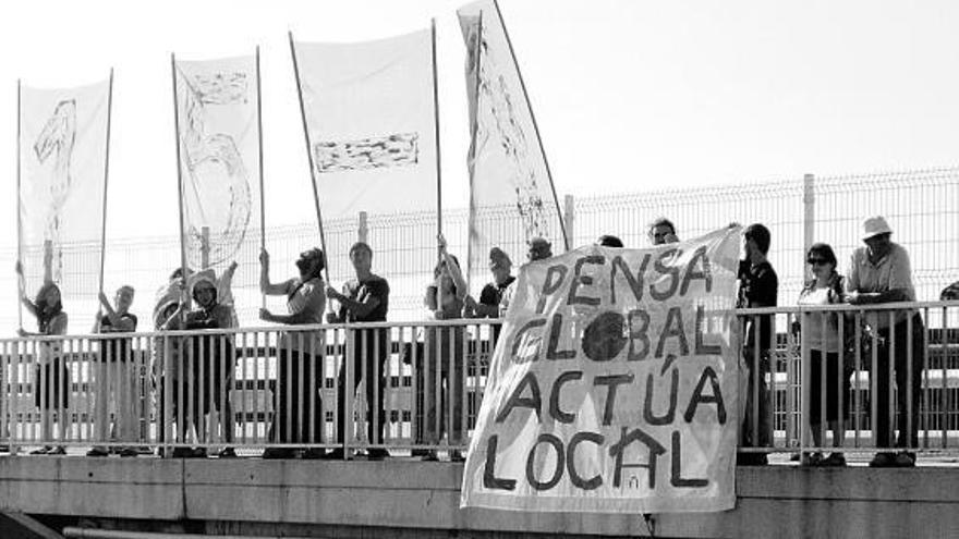 Los «indignados», con sus pancartas de apoyo al movimiento 15-M.