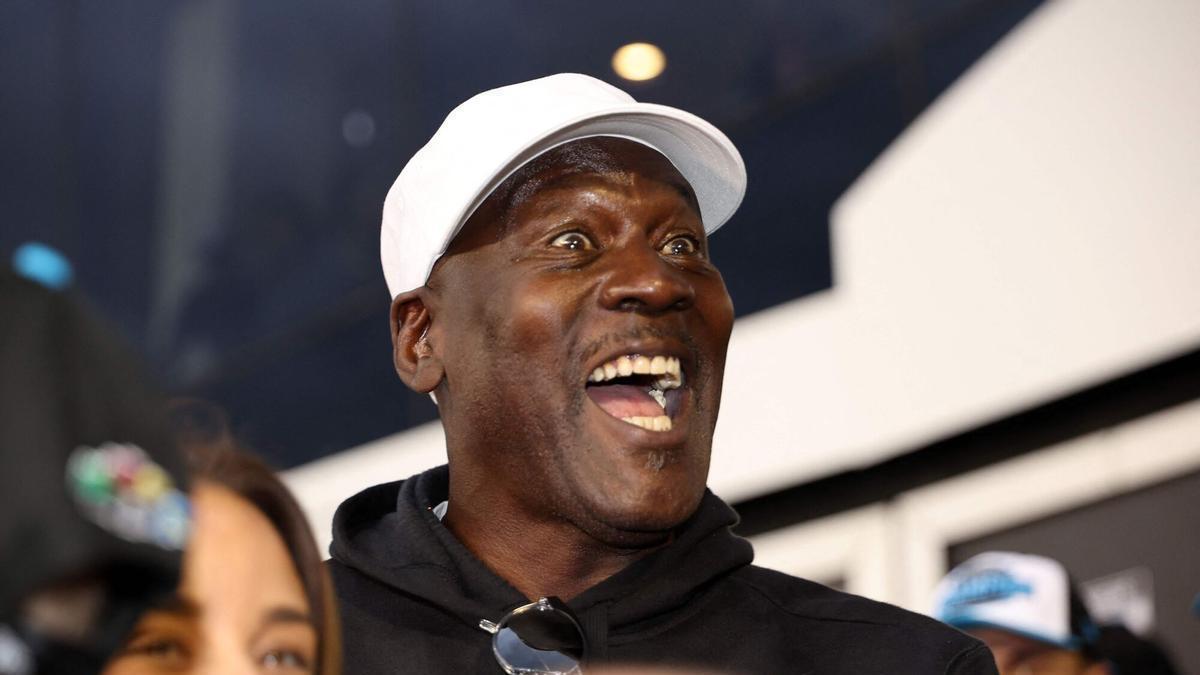 Michael Jordan celebra la victoria como priopietario del equipo 23XI Racing en el Daytona 500 de NASCAR.