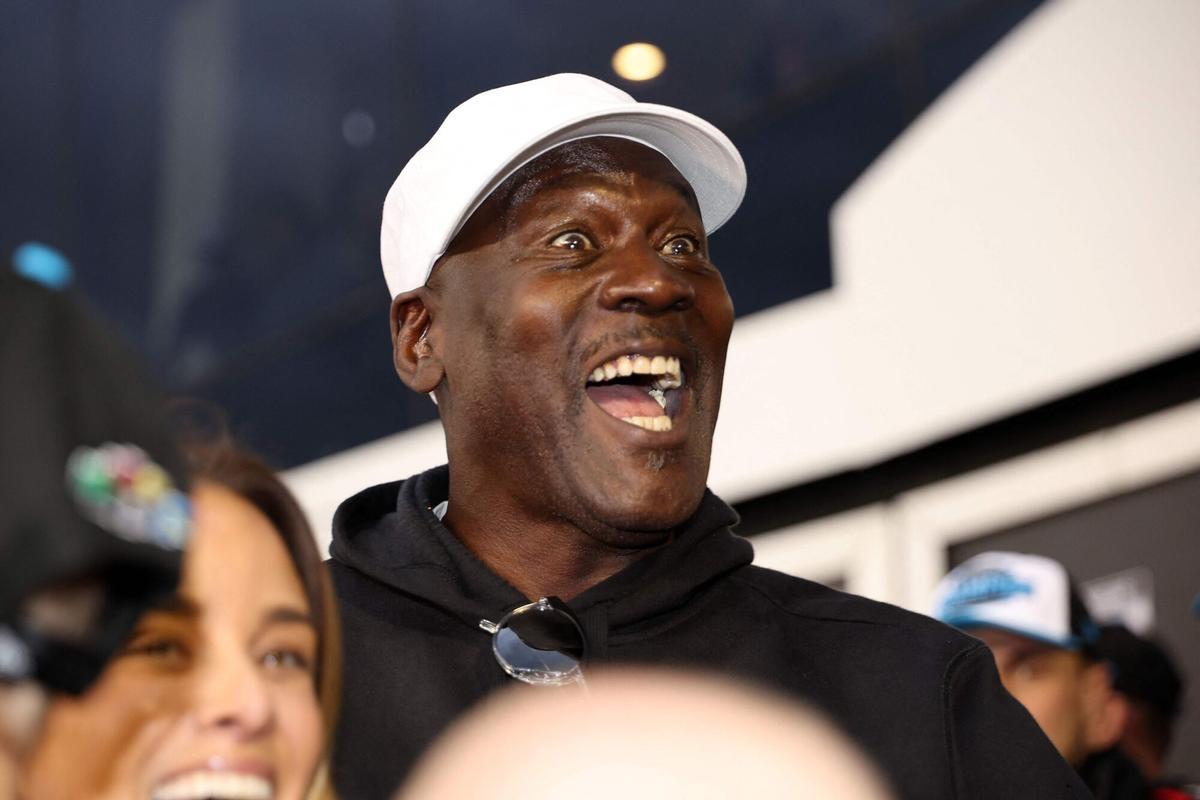 Michael Jordan celebra la victoria como priopietario del equipo 23XI Racing en el Daytona 500 de NASCAR.